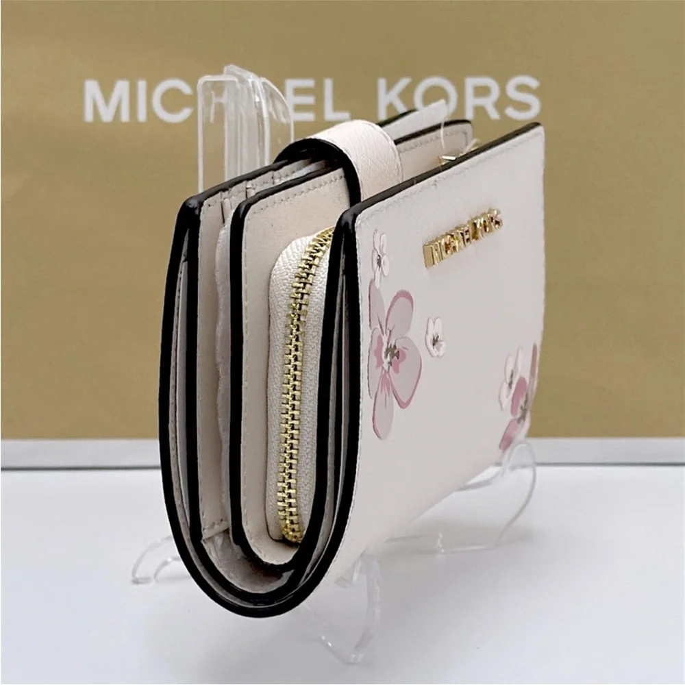Michael Kors Cream Wallet Elegant Design